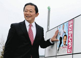 自らポスターを貼る阪口さん＝各務原市で