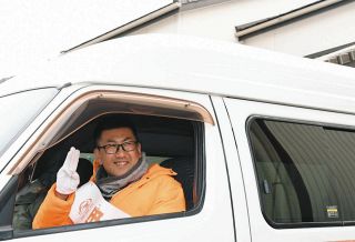 用意が間に合わなかった選挙カーの代わりの車で演説会場に向かう伊藤さん＝北方町で