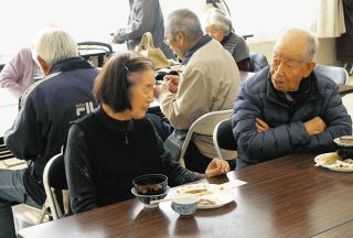 高齢者の活動が若い世代にも影響　高齢化すすむ住宅団地の「ささえあい」