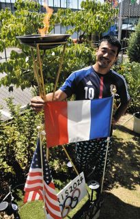 飯田の小島さんが庭に聖火台を設置　自宅から日本選手応援