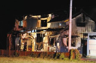西尾市一色町で住宅全焼　２人軽傷