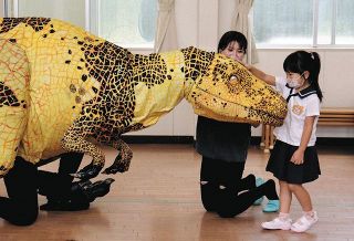 津市の津西幼稚園に恐竜パペット　８月の子ども向けイベントＰＲで