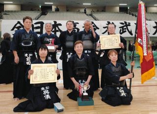 団体戦で優勝した女子チーム（前列）と3位だった男子チームの皆さん＝日本武道館で（鶴見さん提供）
