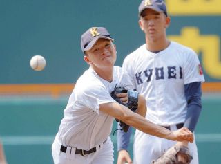 両投げ”二刀流”大阪桐蔭の徳丸快晴、内外野の守備こなす【高校野球大会