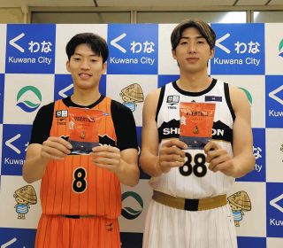 桑名市の美鹿山荘とバスケ男子・ヴィアティン三重がコラボ　両社のカラー使った菓子発売