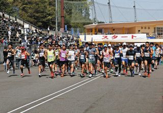 起伏のある自然豊かなコースをランナーが疾走　恵那峡ハーフマラソン