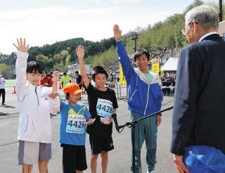 力強く選手宣誓する本間さん家族＝恵那市武並町の県クリスタルパーク恵那スケート場で
