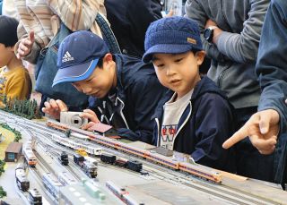 車両模型を眺める子どもたち＝松本市のアルピコ交通上高地線新村車両所で
