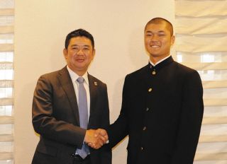 横浜・村田浩明監督、主将の阿部葉太らと甲子園球場の周りを歩く…「夏にもう一度、戻ってこられるようにと」