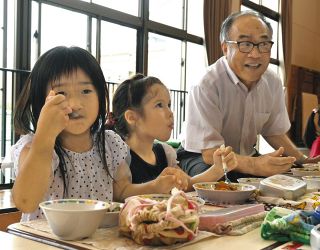 おいしい夏野菜をありがとう　辰野の保育園児たち、生産者と一緒にカレーぺろり