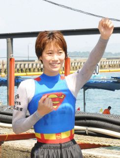 【宮島ボート】倉持うれしい初SG1位 スーパーマンに扮して公開水神祭