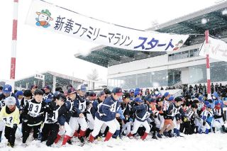 雪のコースでマラソン　笠松競馬場で700人が健脚競う