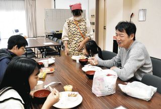 人と人をむすぶ「おむすび東郷」　昨春設立の子ども食堂、家族連れの大切な居場所に