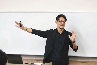 サッカー国際主審の佐藤隆治さんが愛知東邦大で講義「夢に向かって自分自身を磨いて」と熱いエール
