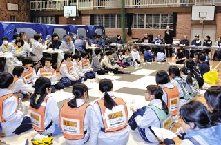 ジビエ食べ防災キャンプ　中津川住民ら、神坂小中の体育館で1泊
