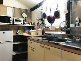 外国人の生徒が寝泊まりするゲストルーム＝同施設提供

