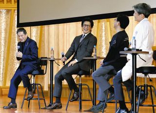 映画「フロントライン」について話す（左から）阿南英明さん、小栗旬さん、岩田充永さん、土井洋平さん＝豊明市の藤田医科大で