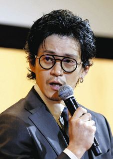 映画「フロントライン」について話す小栗旬さん＝豊明市の藤田医科大で