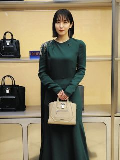 吉岡里帆、オードリーヘプバーンも愛用したバッグ手に登場　「英語や海外でのお仕事に挑戦したい」