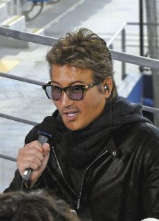 なにわ男子」大橋和也が巨人―中日戦で始球式 ピンクのリストバンドを身