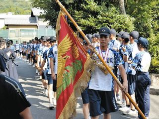 「全員でつかみ取った日本一」　高校軟式野球5連覇・中京高校の選手ら帰校