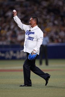 清原和博さんが中日－阪神戦で始球式 背番号「2022」ユニで登場しワンバン投球
