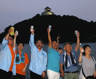 犬山城を背に「乾杯！！」　住民と住友理工社員らが各務原で七夕イベント
