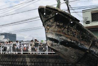 放置船引き上げ見学　三重県津市・岩田川で地元の子どもたち、川沿いの清掃活動にも参加