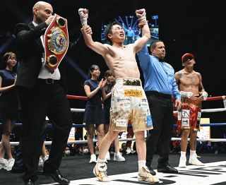 22歳・岡本恭佑、ジム初の日本王者！ ベルト巻いてもらった会長も嗚咽