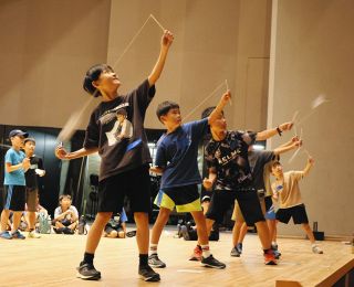 紙飛行機、小学生でも長く飛ばすには？　長野で出前授業、航空力学の知見伝授