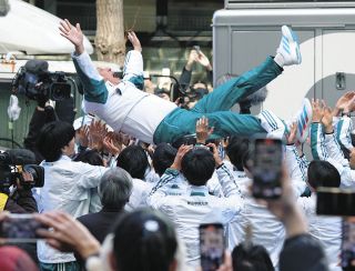 青山学院大・原監督『輝け大作戦』大成功、2度目の3連覇で「300％、輝きました～！」管理車から「ほれぼれ見守らせていただいた」