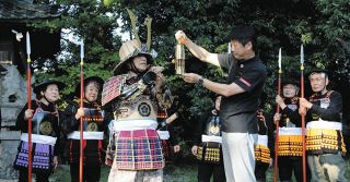 東浦町は甲冑姿で火縄から、大府市はスウェーデントーチから　アジアパラ大会採火式