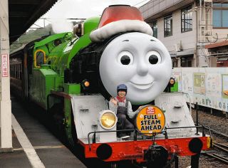 なにわ男子・大西流星さんが大井川鉄道復旧応援隊長に　クリスマス仕様のパーシー号にヘッドマーク取り付け