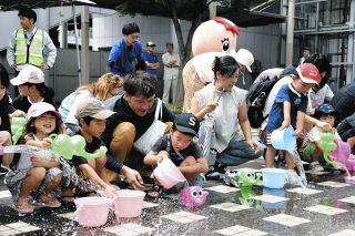 打ち水パワーで涼しく　岐阜県・多治見建設業協会、子どもたちと「打ち水大作戦」