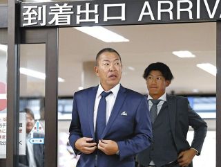高知入りした井上監督。右は浜