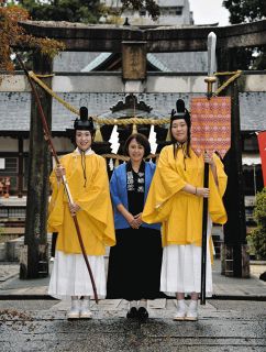 装束行列に女性も歩み刻む　12日、多治見・新羅神社で例大祭