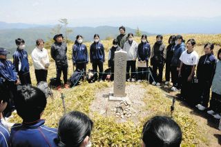 落雷で犠牲の先輩悼む　中津川・神坂中生が69年前を思い慰霊登山