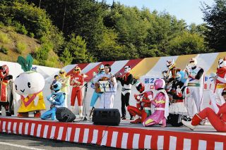 地域振興目指し、ご当地ヒーローが下條に集結　親子連れらでイベントにぎわう