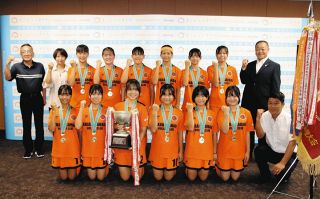 全中2連覇を市長に報告　かかみがはらホッケークラブの女子選手