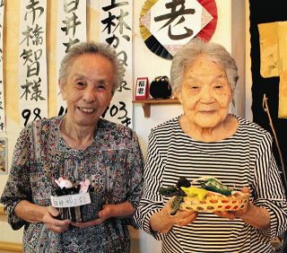 手芸に熱中、次々と作品仕上げる　豊橋の通所施設、100歳超の2人