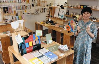 左利き？のシロクマ描かれたのれんが目印　岐阜県各務原市に左利きに寄り添う専門店