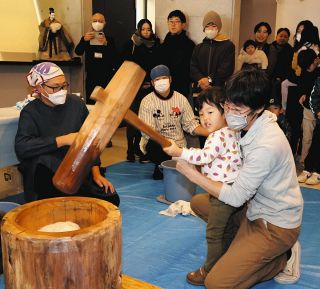 生誕100年の記念事業、餅つきで締める　川本喜八郎人形美術館で振る舞い