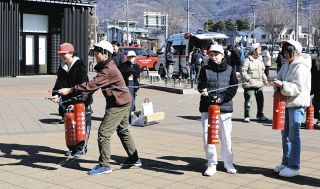 災害時に慌てず、てきぱき対応　松本で消防署と協力、源池小児童が防災学習