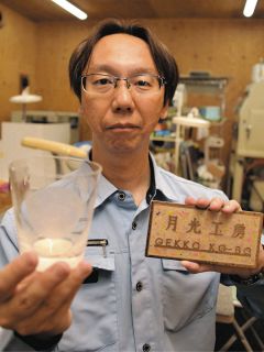 暗闇でも「浮かぶ」模様で人気　多治見市・片岡ケース製作所のブランド「月光工房」