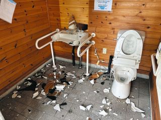 駒ケ根市内の公衆トイレで相次ぐ便器破壊、いったいなぜ？　警察が器物損壊の疑いで捜査