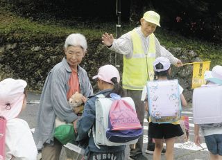 交差点で交流、心通じ合え感謝　上松小通学路で登校見守り20年の野村さん夫妻、活動に区切り