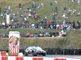 恵那市の笠置山一帯に新設されたコースで、走行するラリーカーを見る観客。走行車はトヨタの勝田貴元選手