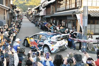 古い町並みが残る恵那市岩村町で、通過するラリーカーを待ち受ける大勢のファンら