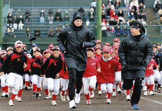 ロッテ】岡大海の逆転サヨナラ弾バットをプレゼント 殊勲の一発で折れ