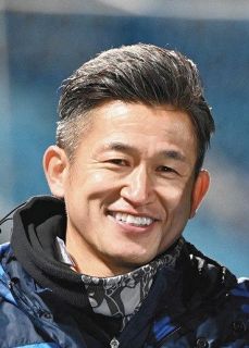 カズがJ1横浜FCとの契約更新「向上心と情熱は増すばかり」プロ36年目の今季こそ最年長得点記録更新を